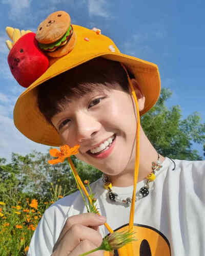 小地球简直不要太可爱好不好，真的是一只小腰精啊
japhachara在《待到重逢时》的造型太帅了，完全在我的审美点上哈哈，剧外也超级帅啊