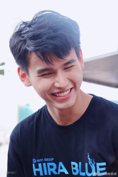 小地球简直不要太可爱好不好，真的是一只小腰精啊
japhachara在《待到重逢时》的造型太帅了，完全在我的审美点上哈哈，剧外也超级帅啊