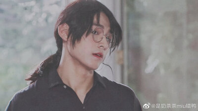 小地球简直不要太可爱好不好，真的是一只小腰精啊
japhachara在《待到重逢时》的造型太帅了，完全在我的审美点上哈哈，剧外也超级帅啊