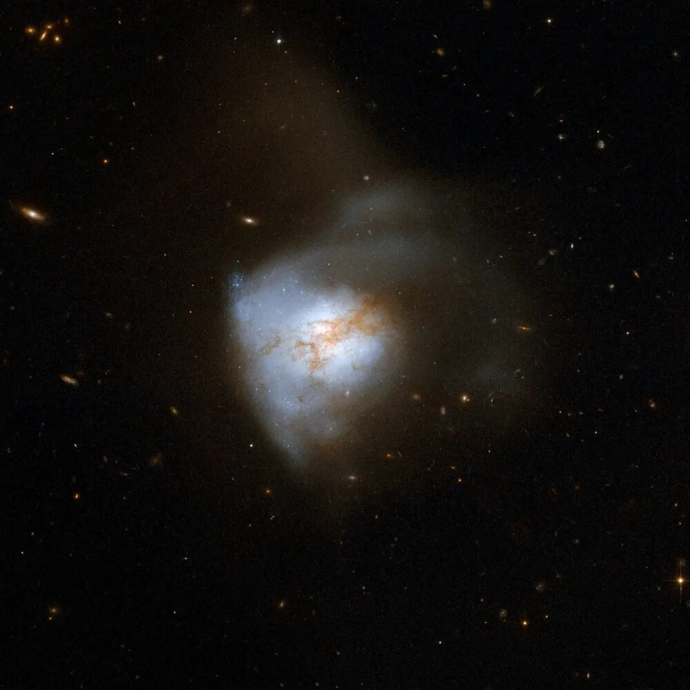 你生日当天的宇宙
1月6日 图源NASA
哈勃望远镜
2006年1月6号的Interacting Galaxies Arp 220