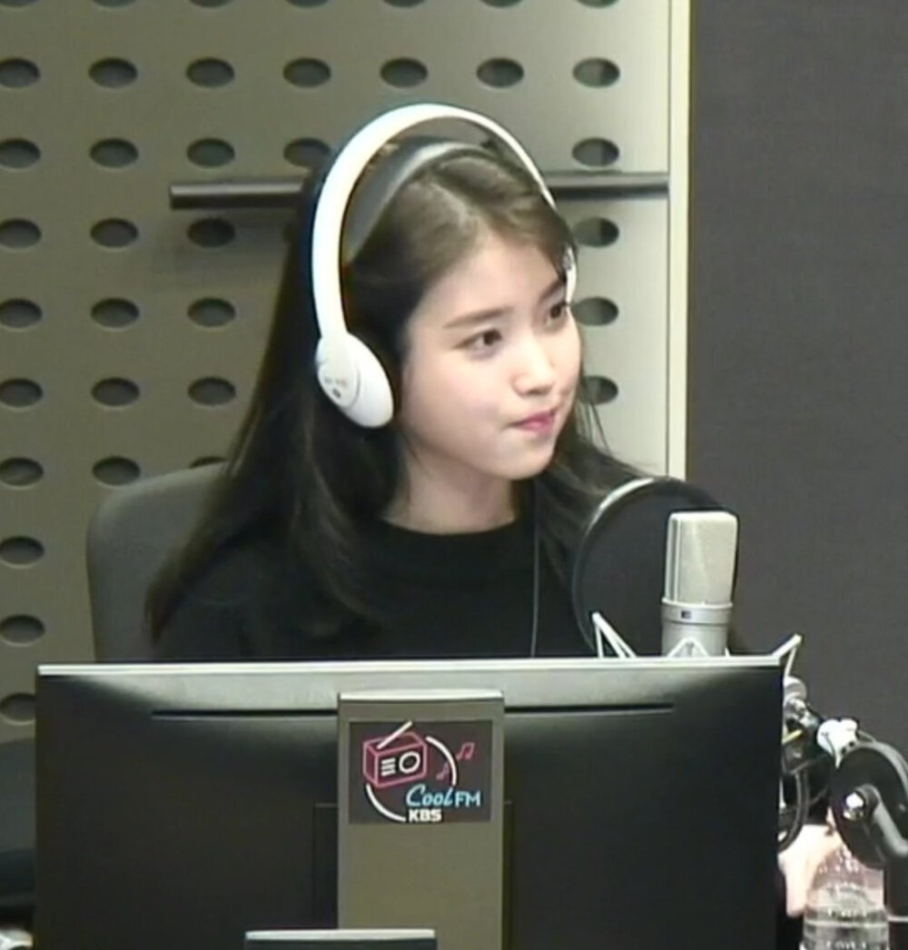 带耳机的iu