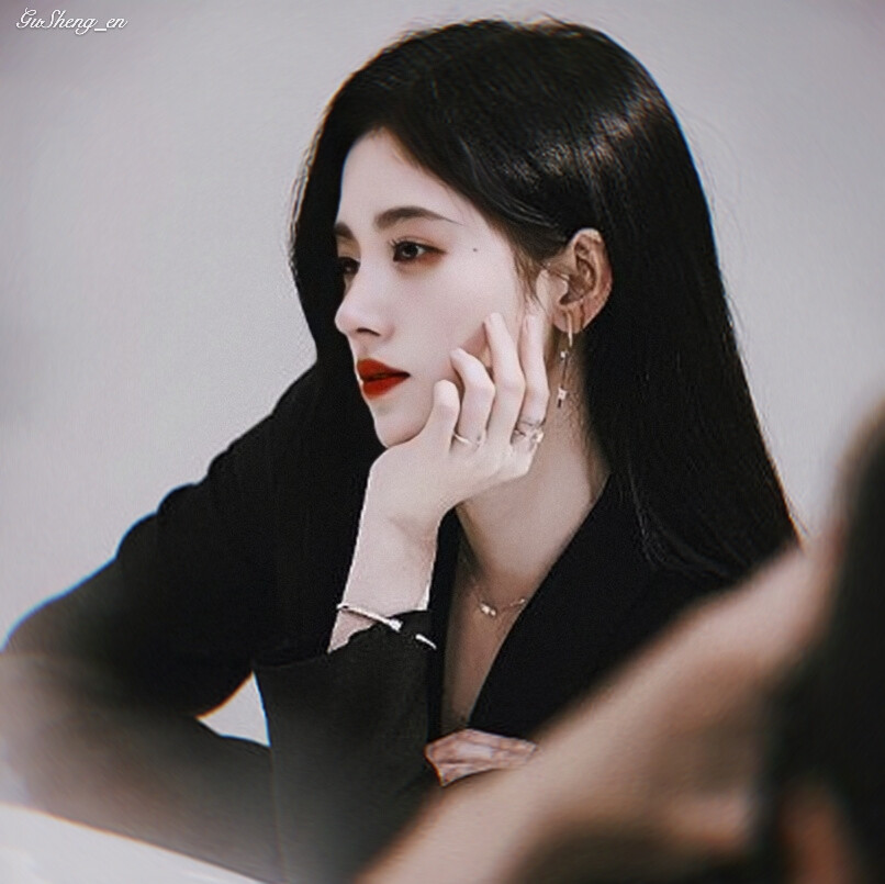 “黑”
鞠婧祎 ©®顾笙恩