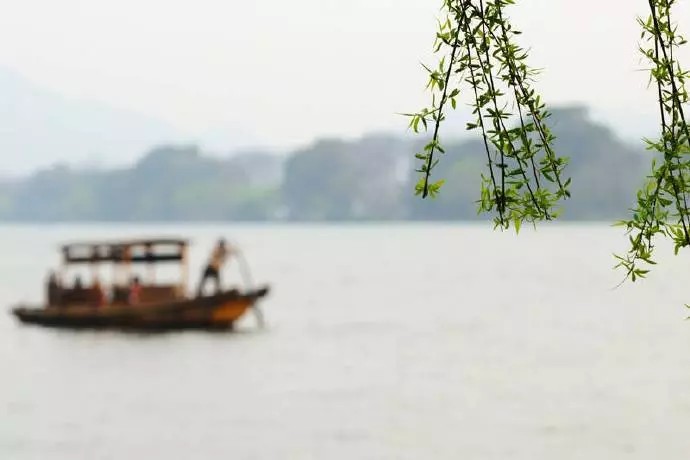 《饮湖上初晴后雨》
宋代： 苏轼
水光潋滟晴方好，山色空蒙雨亦奇。
欲把西湖比西子，淡妆浓抹总相宜。