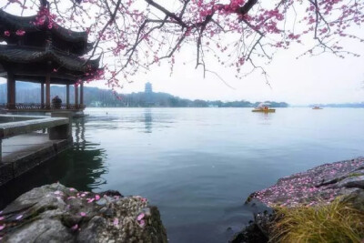 《饮湖上初晴后雨》
宋代： 苏轼
水光潋滟晴方好，山色空蒙雨亦奇。
欲把西湖比西子，淡妆浓抹总相宜。