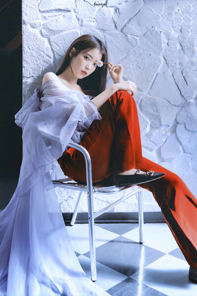 IU | W Korea
cr:落日沢