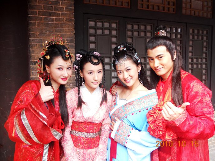 明珠游龙
芦雪婷 饰 沐天香
谢闻轩 饰 张婵
杨净如 饰 张宝珠
丁宇辰 饰 李光济