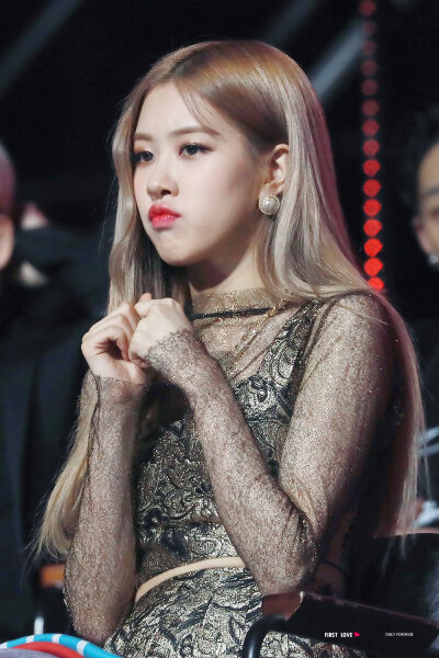 我最喜欢的韩国女团black pink，粉墨团的主唱朴彩英。