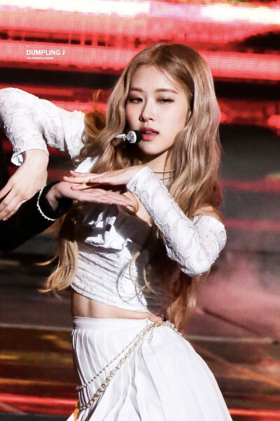 我最喜欢的韩国女团black pink，粉墨团的主唱朴彩英。