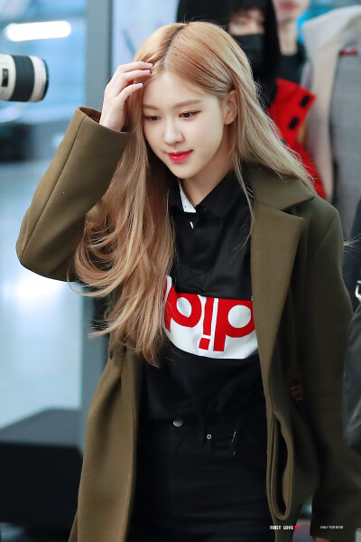 我最喜欢的韩国女团black pink，粉墨团的主唱朴彩英。