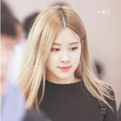 我最喜欢的韩国女团black pink，粉墨团的主唱朴彩英。