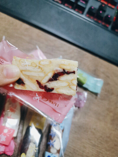 安利一款休闲小吃→台湾手工牛轧糖
这款牛轧糖无任何添加剂香酥软糯好吃到停不下来