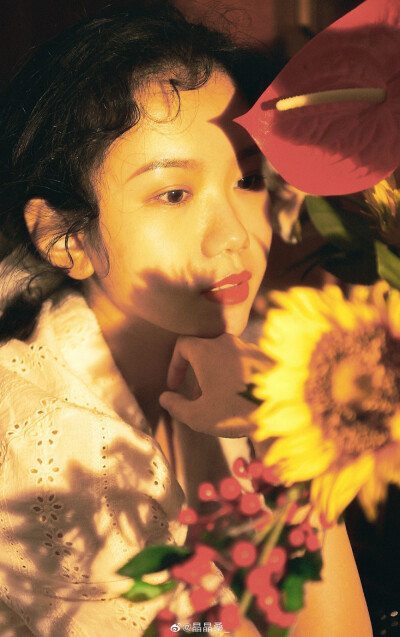 “
梦回1980s
”
摄影：@晶晶桑_
出境：@叫你老龚我干啥
场地：@向生招待所
#长春约拍##吉林约拍##少女写真# ​