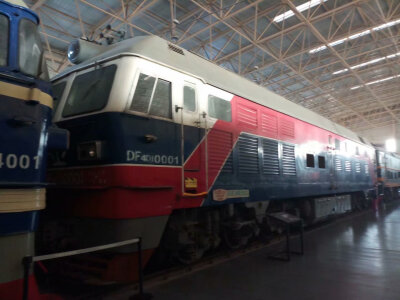 东风DF4DJ型0001号检测内燃机车（现封存于北京铁道博物馆）