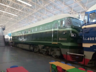 东风DF4B型0001号内燃机车（外号西瓜王；现封存于北京铁道博物馆）