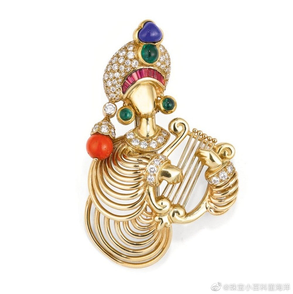 为了致敬法国珠宝商 Mellerio 超过400年的悠久历史，Sotheby’s（苏富比）将在巴黎展出17件来自 Mellerio Heritage 系列的古董珠宝，回顾18~19世纪为欧洲王室成员定制的经典设计，另有25件创作于20世纪末的 Mellerio 珠宝作品将亮相 Joaillerie Paris 巴黎珠宝拍卖。
Mellerio 创立于1613年，是欧洲历史最悠久的家族珠宝商之一，重要顾客包括法国王后 Marie Antoinette、英国女王 Queen Victoria、印度君主 Jagatjit Singh 等。