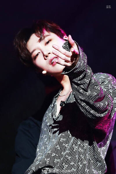 像一朵花一样piu亮～