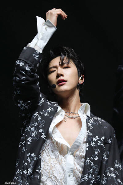 像一朵花一样piu亮～