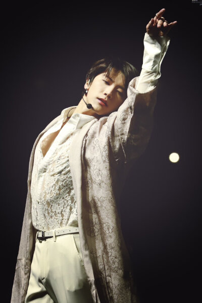 像一朵花一样piu亮～