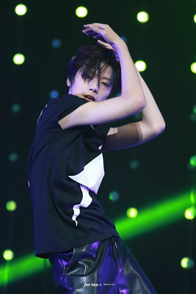 像一朵花一样piu亮～