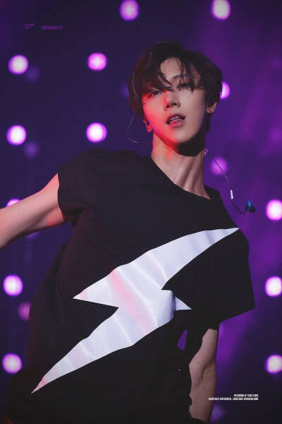 像一朵花一样piu亮～