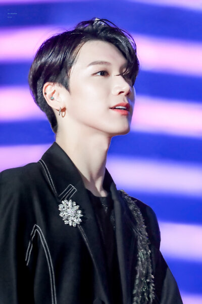 像一朵花一样piu亮～