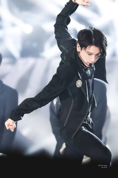 像一朵花一样piu亮～