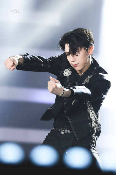 像一朵花一样piu亮～