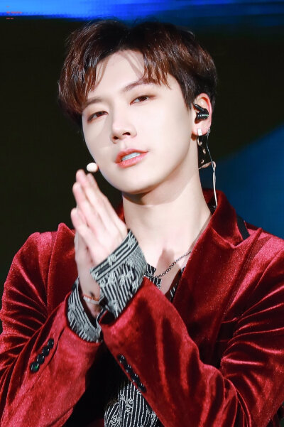 像一朵花一样piu亮～