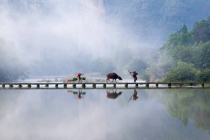 空手把锄头，步行骑水牛。人从桥上过，桥流水不流。