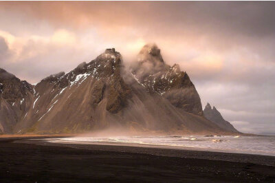 造化钟神秀，阴阳割昏晓。说说你喜欢的山峰。#我的旅行日志#