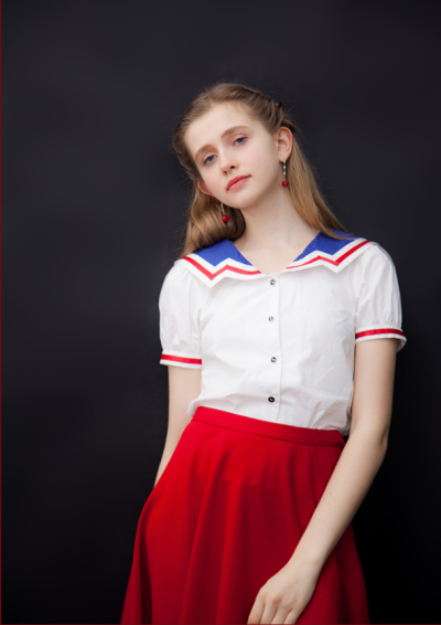 不忍看着你煎熬
所以开始装着不想你
我选择逃避太无力