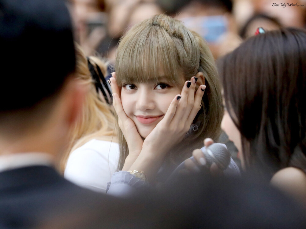 lalisa manoban ☪ 甜豆莎 cr.水印