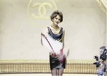  CHANEL秀场上的Inès de la Fressange
法国超模 Inès de la Fressange 是Karl Lagerfeld的灵感缪斯. 上世纪八十年代, 她是香奈儿首位专属模特, 垄断了香奈儿的黄金七年. 她延续了Coco Chanel的中性美亦不乏女人的…