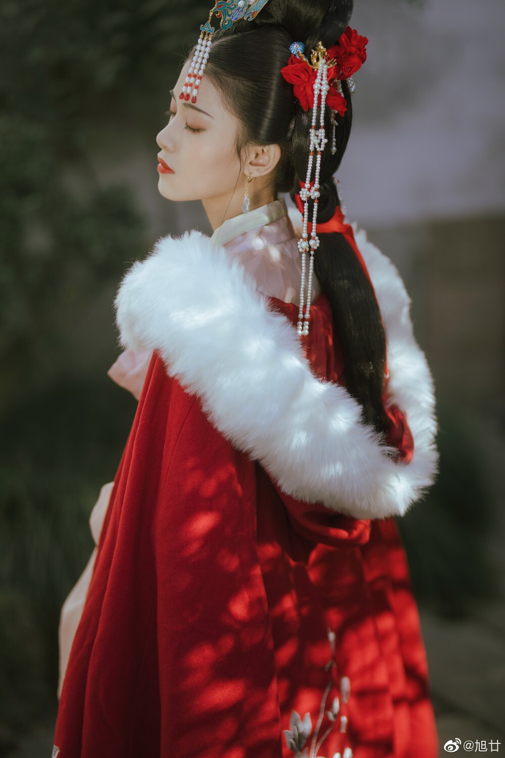 #白露未晞# 【白首】
“ 愿得一心人 白首不分离 ”
出境｜@sirenlii
摄影｜@旭廿
妆造｜@筱柳Ki
同行｜@五月雪姑娘
#福州约拍##厦门约拍##福建约拍##汉服##苏州约拍##汉服#