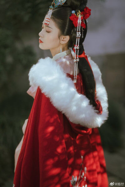 #白露未晞# 【白首】
“ 愿得一心人 白首不分离 ”
出境｜@sirenlii
摄影｜@旭廿
妆造｜@筱柳Ki
同行｜@五月雪姑娘
#福州约拍##厦门约拍##福建约拍##汉服##苏州约拍##汉服#