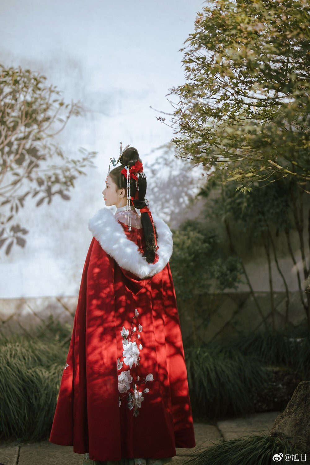 #白露未晞# 【白首】
“ 愿得一心人 白首不分离 ”
出境｜@sirenlii
摄影｜@旭廿
妆造｜@筱柳Ki
同行｜@五月雪姑娘
#福州约拍##厦门约拍##福建约拍##汉服##苏州约拍##汉服#