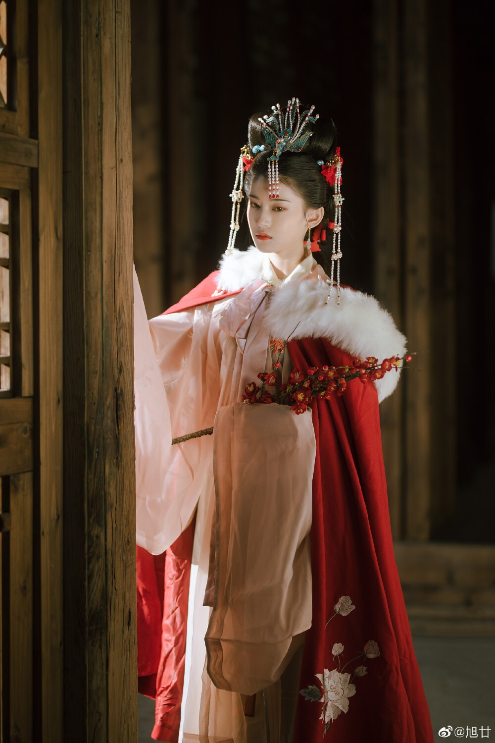 #白露未晞# 【白首】
“ 愿得一心人 白首不分离 ”
出境｜@sirenlii
摄影｜@旭廿
妆造｜@筱柳Ki
同行｜@五月雪姑娘
#福州约拍##厦门约拍##福建约拍##汉服##苏州约拍##汉服#