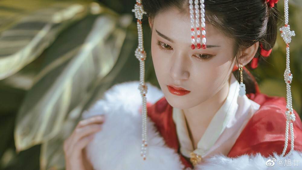 #白露未晞# 【白首】
“ 愿得一心人 白首不分离 ”
出境｜@sirenlii
摄影｜@旭廿
妆造｜@筱柳Ki
同行｜@五月雪姑娘
#福州约拍##厦门约拍##福建约拍##汉服##苏州约拍##汉服#