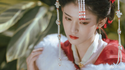 #白露未晞# 【白首】
“ 愿得一心人 白首不分离 ”
出境｜@sirenlii
摄影｜@旭廿
妆造｜@筱柳Ki
同行｜@五月雪姑娘
#福州约拍##厦门约拍##福建约拍##汉服##苏州约拍##汉服#