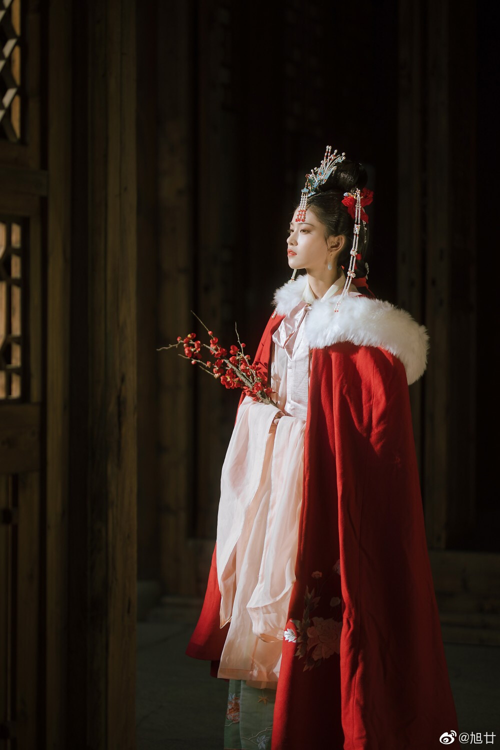 #白露未晞# 【白首】
“ 愿得一心人 白首不分离 ”
出境｜@sirenlii
摄影｜@旭廿
妆造｜@筱柳Ki
同行｜@五月雪姑娘
#福州约拍##厦门约拍##福建约拍##汉服##苏州约拍##汉服#