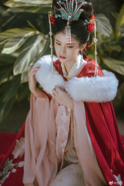 #白露未晞# 【白首】
“ 愿得一心人 白首不分离 ”
出境｜@sirenlii
摄影｜@旭廿
妆造｜@筱柳Ki
同行｜@五月雪姑娘
#福州约拍##厦门约拍##福建约拍##汉服##苏州约拍##汉服#