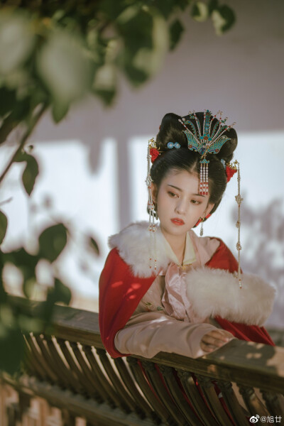 #白露未晞# 【白首】
“ 愿得一心人 白首不分离 ”
出境｜@sirenlii
摄影｜@旭廿
妆造｜@筱柳Ki
同行｜@五月雪姑娘
#福州约拍##厦门约拍##福建约拍##汉服##苏州约拍##汉服#