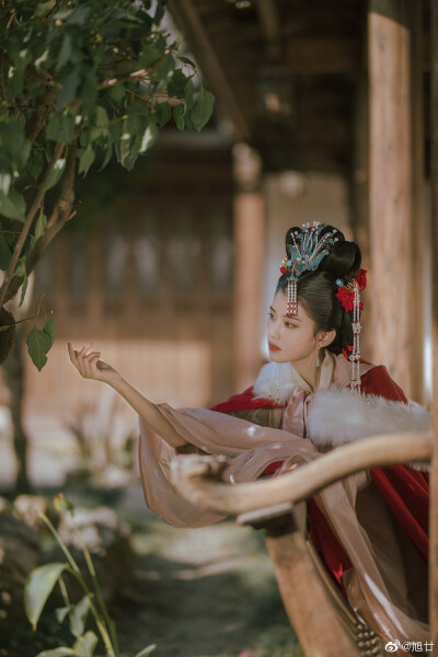 #白露未晞# 【白首】
“ 愿得一心人 白首不分离 ”
出境｜@sirenlii
摄影｜@旭廿
妆造｜@筱柳Ki
同行｜@五月雪姑娘
#福州约拍##厦门约拍##福建约拍##汉服##苏州约拍##汉服#