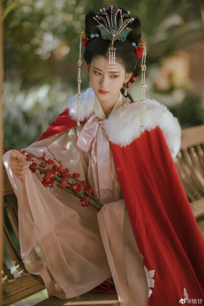 #白露未晞# 【白首】
“ 愿得一心人 白首不分离 ”
出境｜@sirenlii
摄影｜@旭廿
妆造｜@筱柳Ki
同行｜@五月雪姑娘
#福州约拍##厦门约拍##福建约拍##汉服##苏州约拍##汉服#