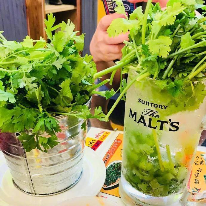 日本的一家泰国料理居然推出香菜沙拉和香菜酒。想试试吗