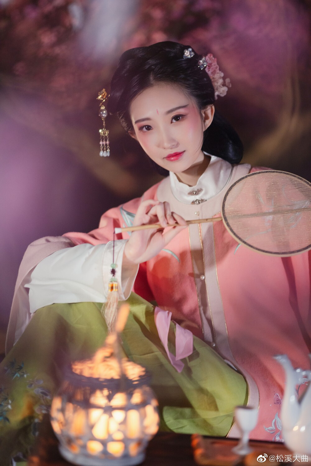 #春分# 万物生长，莫负好时光。
摄影：松溪大曲
梳妆：@啊啊啊啊啊阿shi
出镜：@静之清明
汉服：@春拾记_汉服工作室
#大曲客片集##汉服# ​​​