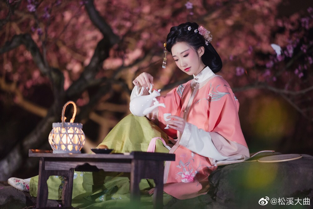 #春分# 万物生长，莫负好时光。
摄影：松溪大曲
梳妆：@啊啊啊啊啊阿shi
出镜：@静之清明
汉服：@春拾记_汉服工作室
#大曲客片集##汉服# ​​​