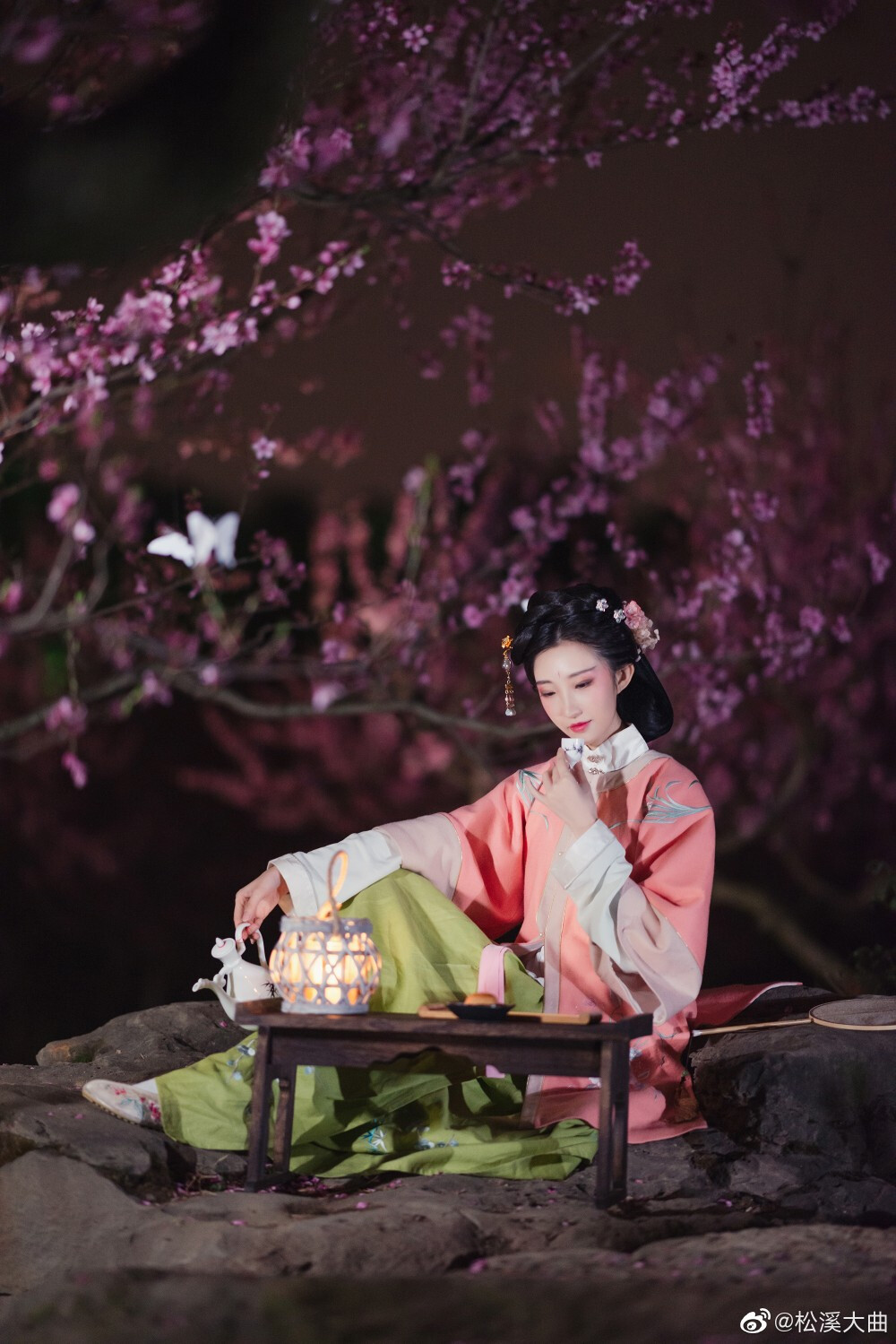 #春分# 万物生长，莫负好时光。
摄影：松溪大曲
梳妆：@啊啊啊啊啊阿shi
出镜：@静之清明
汉服：@春拾记_汉服工作室
#大曲客片集##汉服# ​​​