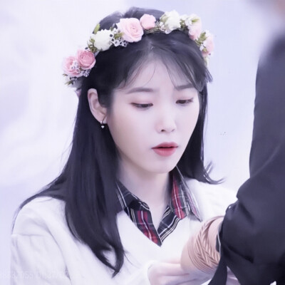 IU 李知恩
原截 完三恩