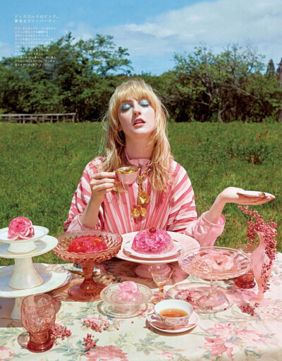 「SPUR」2019.08
HAPPY PINKNIC！
开启粉色户外搭配模式 ​​​